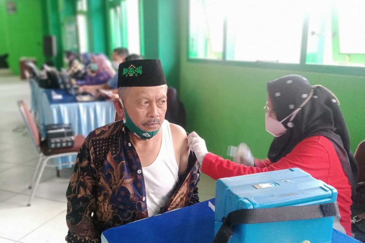 Salah satu warga NU Kabupaten Malang saat mengikuti vaksinasi Covid-19 di Gedung Serbaguna NU Kabupaten Malang, Kecamatan Kepanjen, Kamis (21/4/2022).