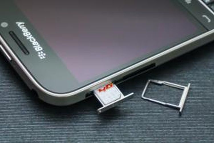 Classic menempatkan Nano SIM card dan kartu memori micro-SD di laci kecil yang mesti diakses dengan alat khusus
