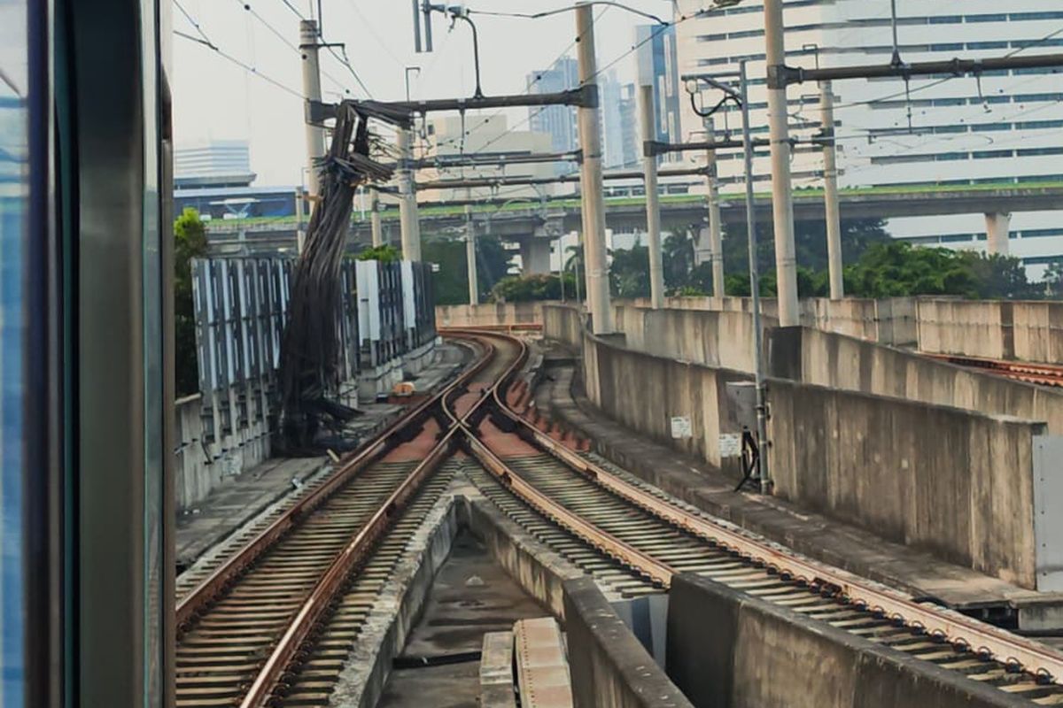 Alat berat yang jatuh ke lintasan MRT Jakarta. Alat berat ini berasal dari kegiatan konstruksi di area Gedung Kejaksaan Agung yang dikerjakan oleh kontraktor PT Hutama Karya (Persero).