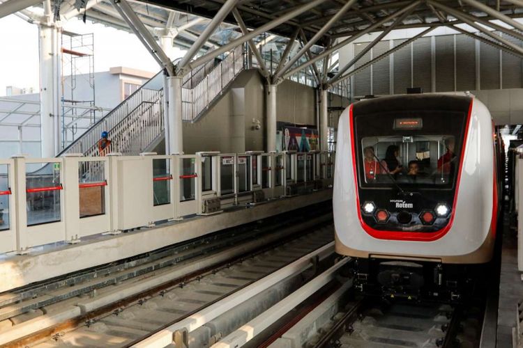 Suasana uji coba Light Rail Transit (LRT) Jakarta di Stasiun Velodrome, Jakarta, Rabu (12/9/2018). LRT rute Velodrome hingga Kelapa Gading tersebut sedang dilakukan uji coba terbatas tahap I yang berlangsung hingga 14 September 2018.