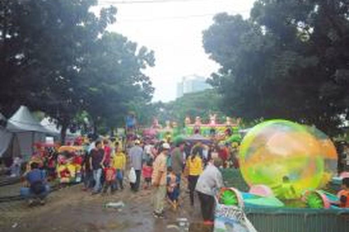 Sejumlah wahana permainan untuk anak-anak tersedia di Pesta Rakyat Jakarta (PRJ) Senayan, Selasa (2/6/2015) sore.