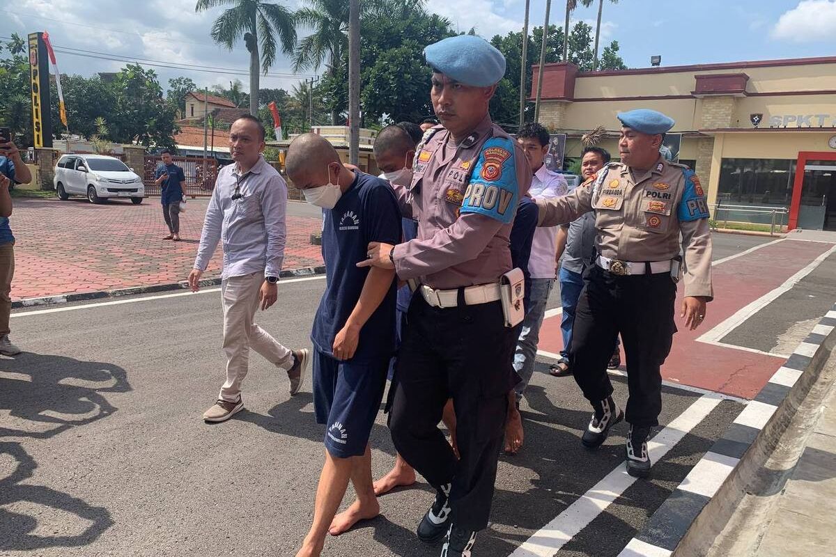 Jajaran Kepolisian saat menggiring 4 pelaku pembunuhan INS (24) di Mapolresta Bandung, Soreang, Jawa Barat, Jumat (2/8/2024)