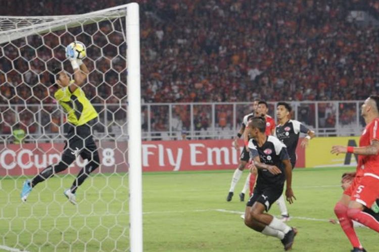 Kiper Persija Jakarta, Rizky Darmawan, saat melawan Home United
