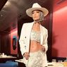 J.Lo Pamer Otot Perut dalam Balutan Outfit Bergaya Old Hollywood Glam
