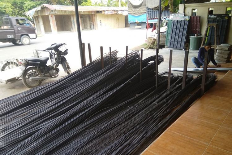 Pekerja sedang merapikan besi di salah satu toko bangunan di Keude Bayu, Kecamatan Bayu, Aceh Utara, Selasa (7/11/2017)