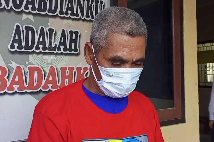 Pelaku berinisial MR (68) warga Kabupaten Rembang, tega memperkosa anak kandungnya hingga hamil 6 bulan, saat ungkap kasus di Mapolres Rembang, Jawa Tengah, Senin (20/2/2023)
