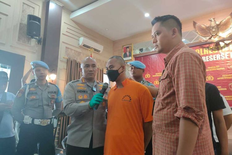 Mustain (27) pembunuh istrinya dihadirkan saat jumpa pers di Mapolresta Pati, Jawa Tengah, Selasa (16/5/2023).