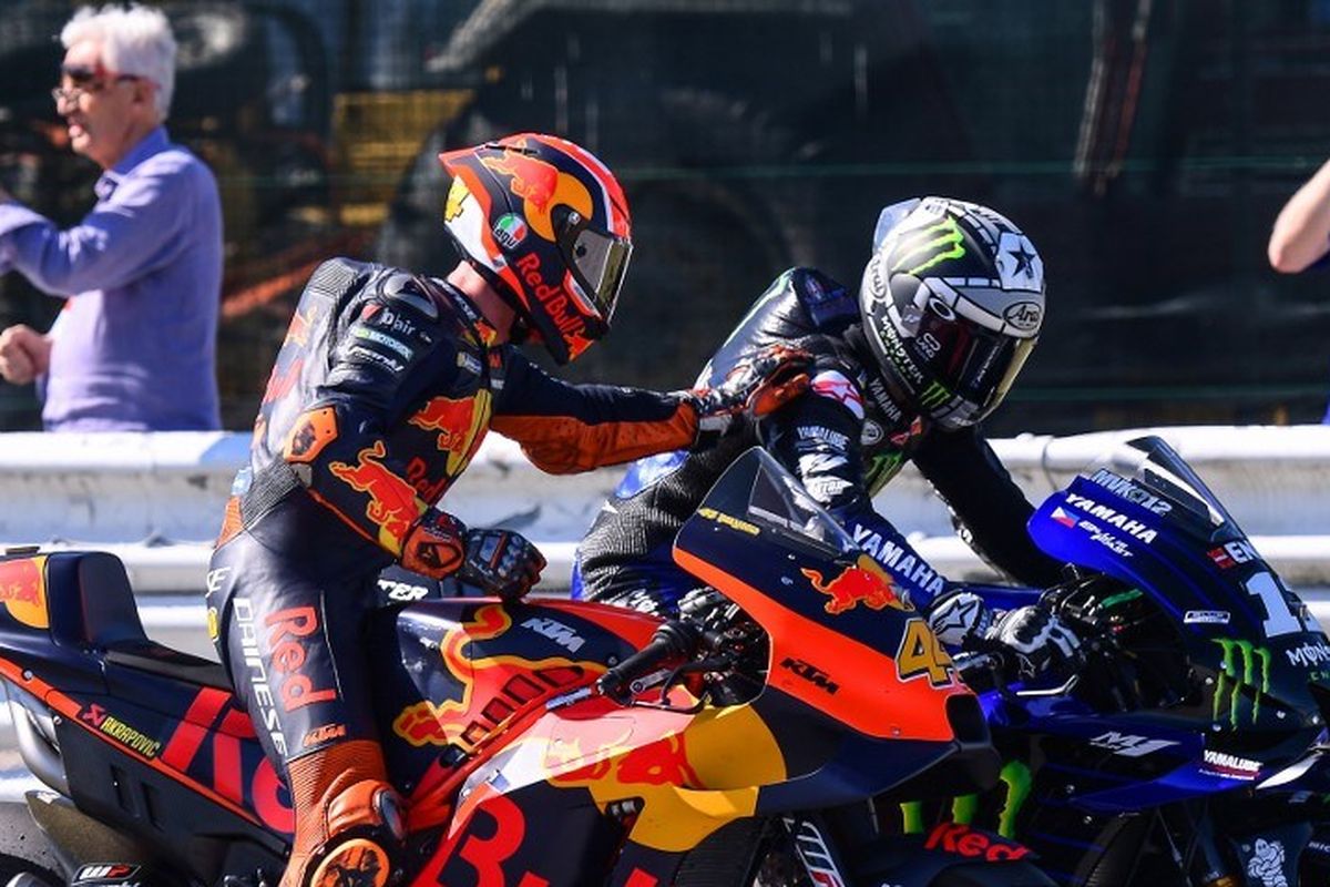 Pebalap MotoGP Pol Espargaro menyelamati Maverick Vinales yang meraih pole position pada GP San Marino di Misano, 14 September 2019. 