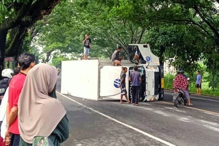 Sebuah truk pengangkut paket dilaporkan terguling saat gagal menikung di ruas jalan Ring Road Ngawi Timur, Desa Klitik, Kecamatan Geneng, Kabupaten Ngawi, Jawa Timur, Selasa (12/11/2024)