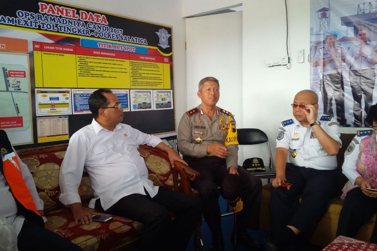 Menteri Perhubungan RI Budi Karya Sumadi dan Kapolda Jawa Tengah Irjen PolCondro Kirono berdiskusi di Pos Pengamanan Operasi Ramadniya Candi 2017 di Exit Tol Tingkir, Salatiga, Kamis (29/6/2017) sore.