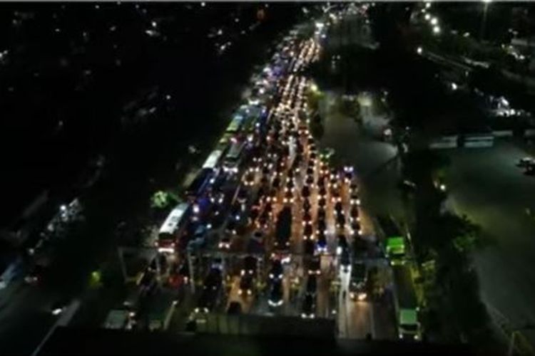 Jelang tengah malam pada H-3 Lebaran, Jumat (29/4/2022), suasana di ruas tol menuju Pelabuhan Merak, Banten, masih diwarnai antrean kendaraan para pemudik yang hendak menyeberang ke Pelabuhan Bakauheni, Lampung.
