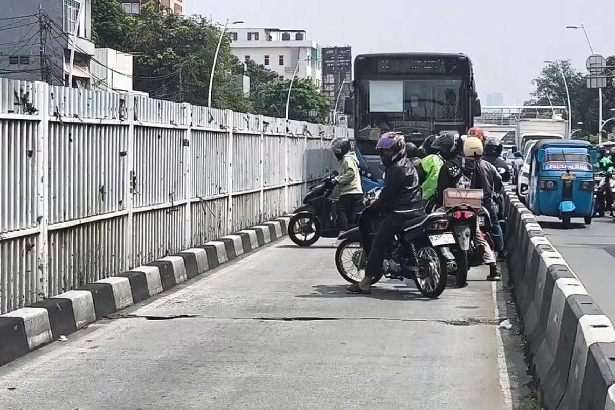Tim gabungan TNI Polri melakukan razia terhadap kendaraan yang nekat melintas di jalur bus Transjakarta di Jalan Matraman Raya, Jakarta Timur, Senin (10/6/2024) siang.