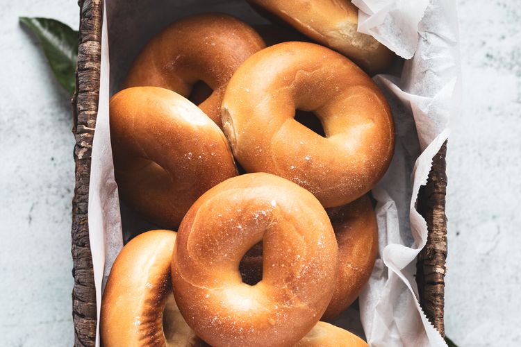 Donat mudah didapatkan di sekeliling kita, sehingga camilan ini bisa jadi pilihan makanan pendamping kopi yang praktis.