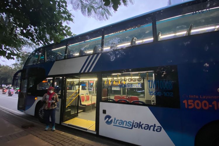 Tampak luar bus wisata Jakarta rute BW4 Pencakar Langit, Minggu (22/5/2022) sore. 