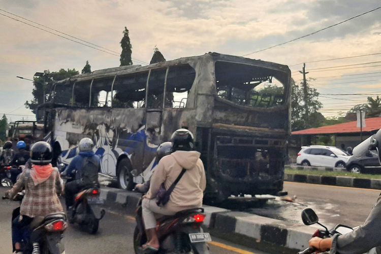 HANGUS TERBAKAR: Bus dalam kondisi hangus terbakar di ring road Jalan Siliwangi tepatnya di depan SMP Negeri 3 Gamping, Kabupaten Sleman, Kamis (18/04/2024) pagi.
