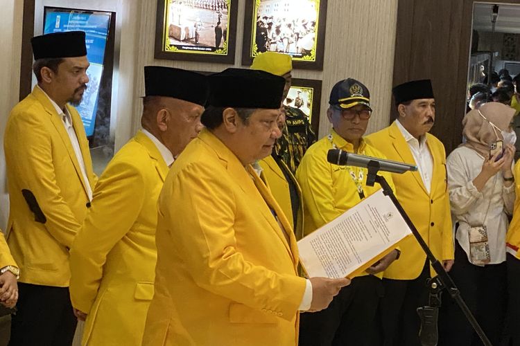 Ketua Umum Partai Golkar Airlangga Hartarto memimpin para pengurus dan kader berziarah di Taman Makam Pahlawan (TMP) Kalibata, Jakarta Selatan, Rabu (19/10/2022) sore.