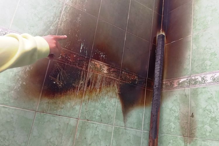 Kondisi dinding rumah warga di Cianjur, Jawa Barat yang terbakar diduga sebagai teror dilakukan OTK at au orang tidak kenal pada Sabtu (10/8/2024) dini hari.