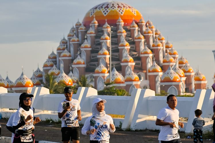 Pelari di Run The City Makassar 2024.