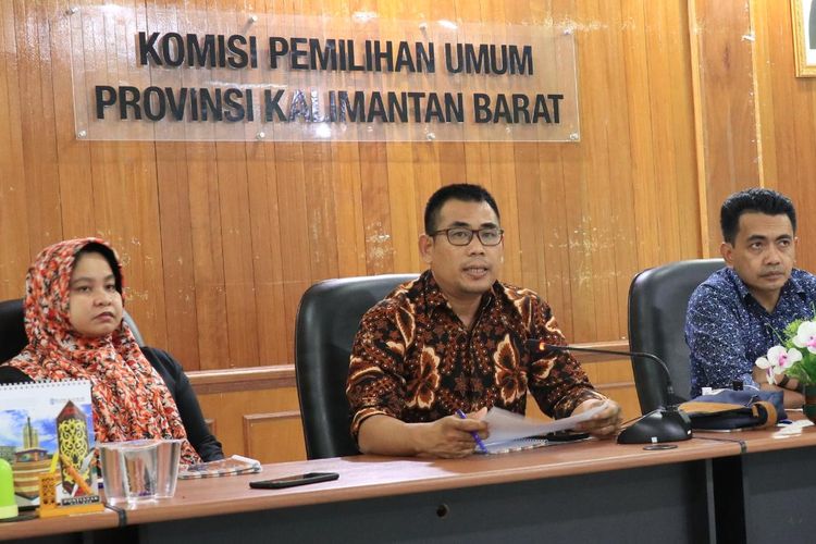 Ketua KPU Kalbar Ramdan (tengah) memberi keterangan pers terkait tambahan pemungutan suara ulang dan lanjutan di dua TPS di Kalbar, Senin (22/42019).