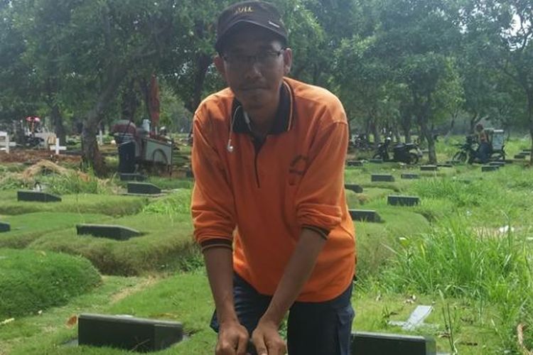 Imang Maulana (39) mengabdikan dirinya sebagai penggali kubur dan perawat makam di TPU Pondok Ranggon, Kranggan, Jakarta Timur.