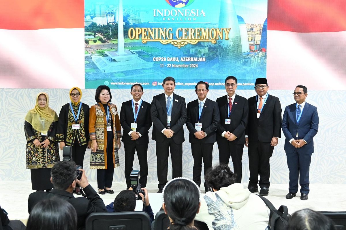 Utusan Khusus Untuk Energi dan Lingkungan Hidup Hashim S Djoyohadikusumo bersama Menteri Kehutanan Rai Raja Juli Antoni, Menteri Lingkungan Hidup dan Kepala Badan Pengendalian Lingkungan Hidup Hanif Faisol Nurofiq serta delegasi Indonesia berfoto bersama isai melakukan pembukaan Paviliun Indonesia pada acara Conference of the Parties (COP) ke-29 dengan tema besar ?In Solidarity for a Green World?. yang diselenggarakan di Baku Olympic Stadium, Azerbaijan. Senin (11/11/2024).
