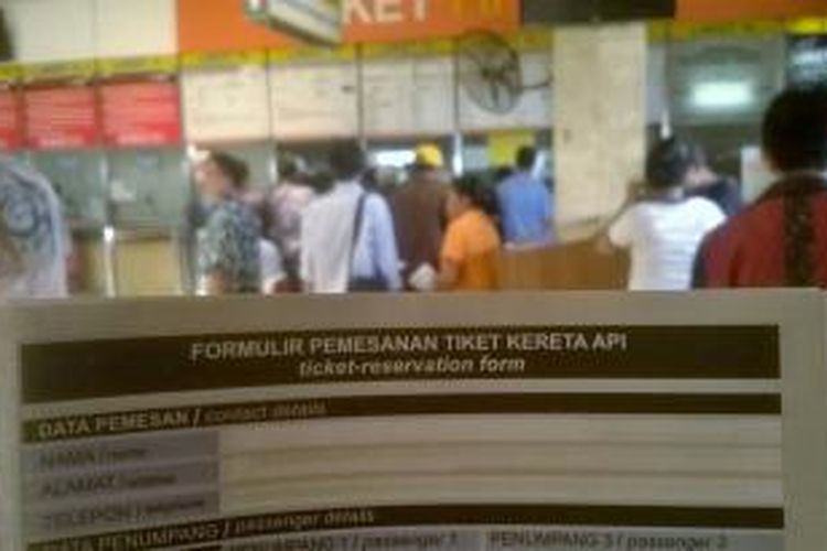 Pemesanan tiket mudik H-7 lebaran untuk KA jarak jauh dari Jakarta telah dibuka di stasiun Tanah Abang, hari Minggu (11/4/2015).