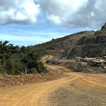 Alat berat terparkir sejak PT Gag Nikel menghentikan kegiatan operasionalnya untuk sementara di Pulau Gag, Kabupaten Raja Ampat, Papua Barat Daya, Sabtu (7/6/2025). 
