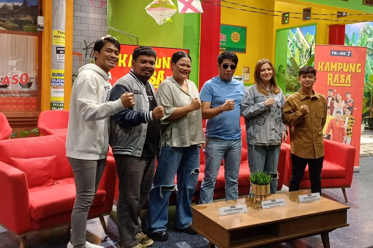 Para bintang program komedi Kampung Rasa: Dicky Difie, Rigen Rikelna, Okky Lukman, Parto Patrio, Andrea Henriette, dan Inyok usai konferensi pers di studio Trans 7, Mampang, Jakarta Selatan, Selasa (19/9/2023).