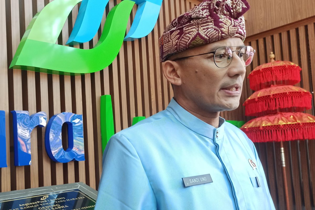 Menteri Pariwisata dan Ekonomi Kreatif (Menparekraf) Sandiaga Uno  usai menghadiri rapat koordinasi bersama pemprov Bali dan PT Angkasa Pura I Bandara Internasional I Gusti Ngurah Rai di Badung, Bali, pada Kamis (11/1/2024). Kompas.com/ Yohanes Valdi Seriang Ginta