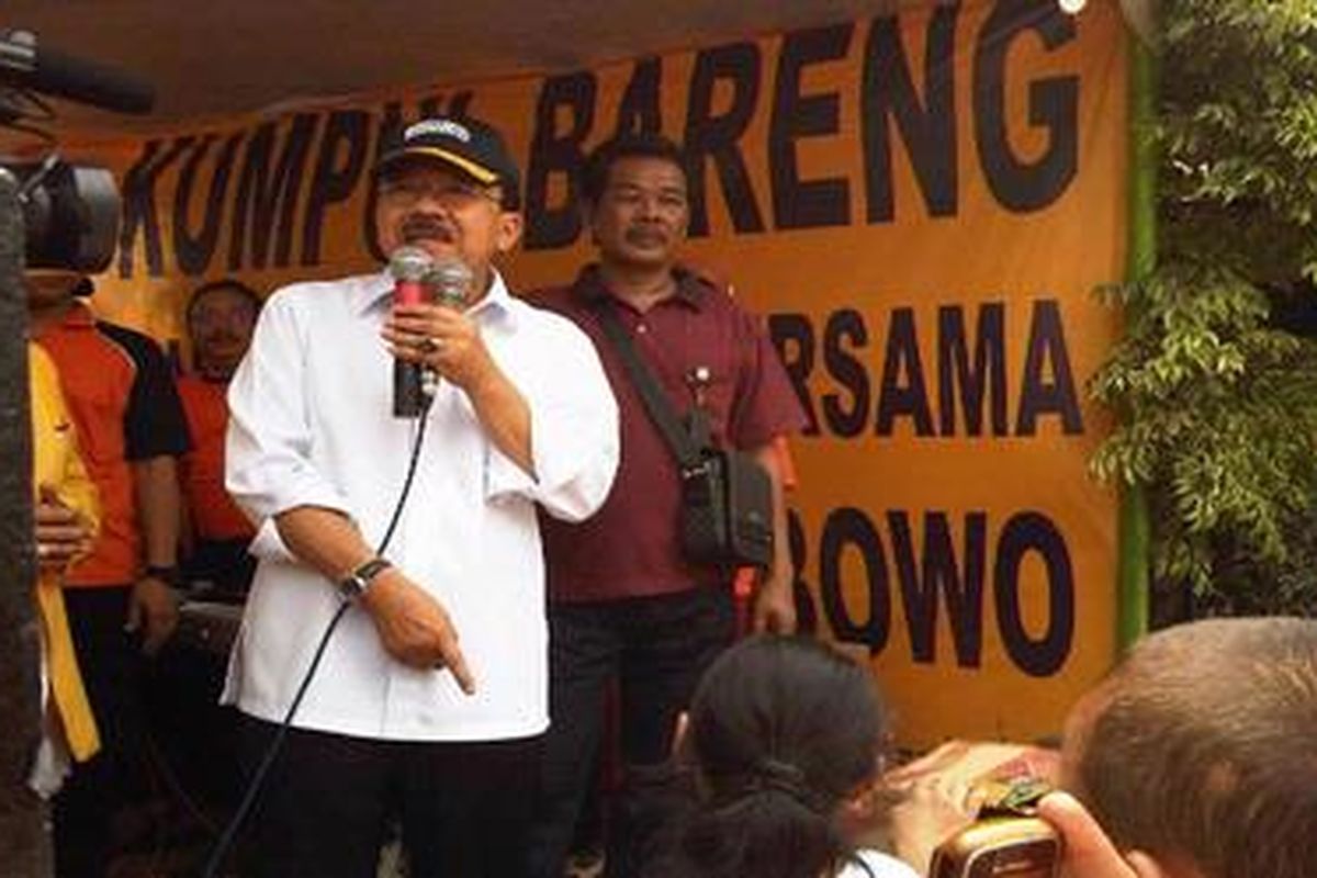 Kandidat sekaligus Gubernur DKI Jakarta yang sedang menjabat, Fauzi Bowo berkampanye di Kelurahan Jati Pulo, Kecamatan Palmerah, Jakarta Barat, Sabtu (15/9/2012).