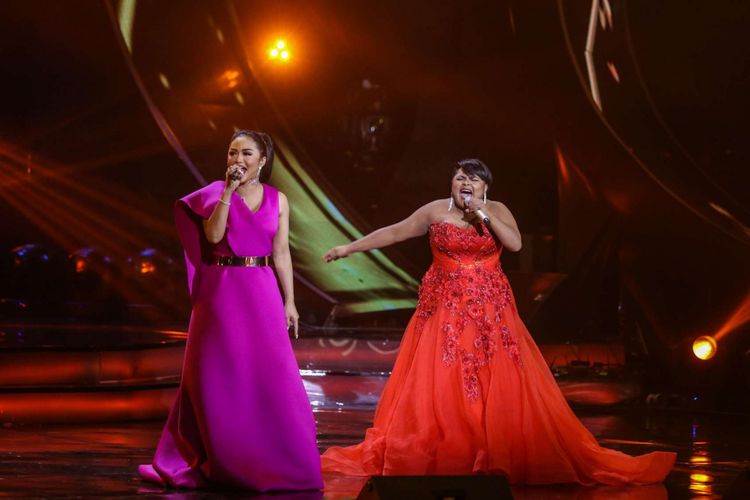 Joan dan Krisdayanti membawakan lagu Mahadaya Cinta pada Indonesian Idol 2018 di Jakarta, Senin (2/4/2018). Kompetisi pencarian bakat tersebut telah menyisakan tiga peserta yaitu Maria Simorangkir, Joanita Veroni, dan Ahmad Abdul.