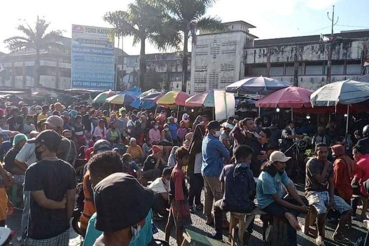 Ratusan pedagang Pasar Mardika Ambon menghadang upaya pembongkaran lapak pedagang dengan cara memblokade Jalan di pasar tersebut, Kamis (24/6/2021)