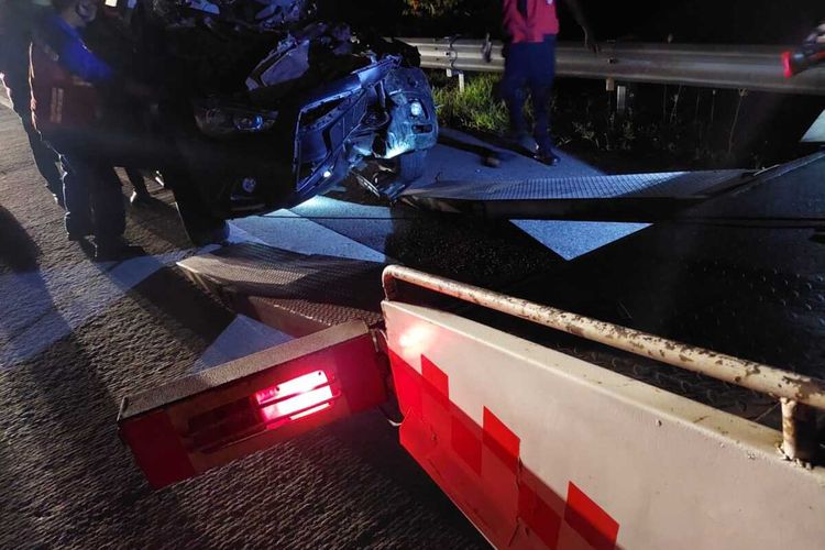 Mobil Wakapolres Lampung Utara Kompol Rosef Efendi yang ringsek setelah mengalami kecelakaan.