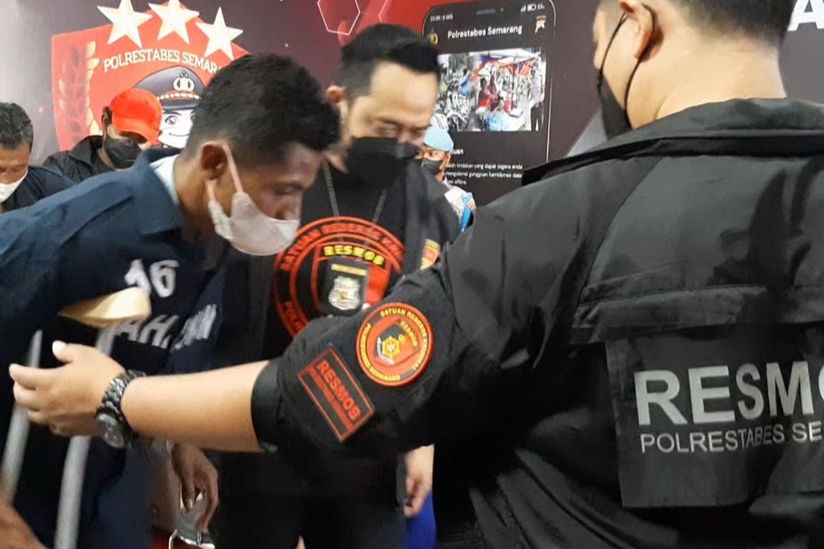 Kanipah atau Andre (33) pelaku pembunuhan saat dihadirkan di gelar perkara di Mapolrestabes Semarang, Senin (17/1/2022)