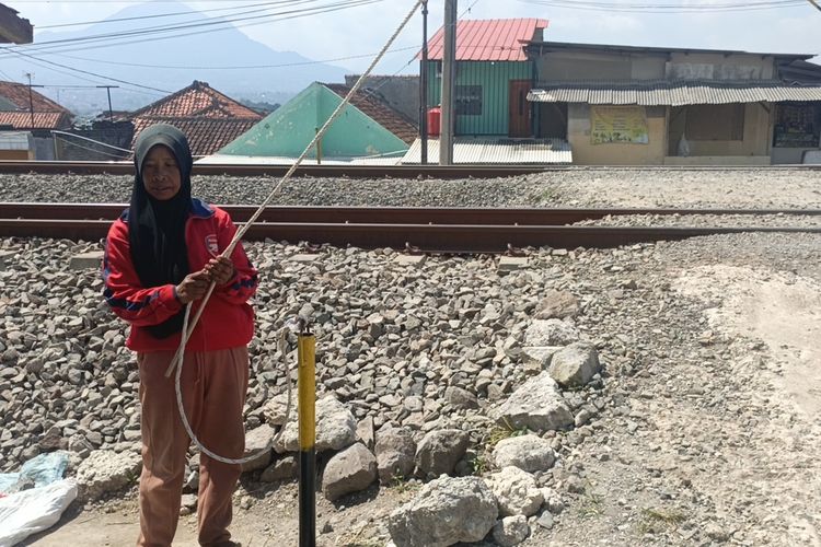 Kisah Komalasari, Penjaga Pelintasan Kereta Swadaya yang Tak Digaji: Ibadah Saja, Hitung-hitung Beramal