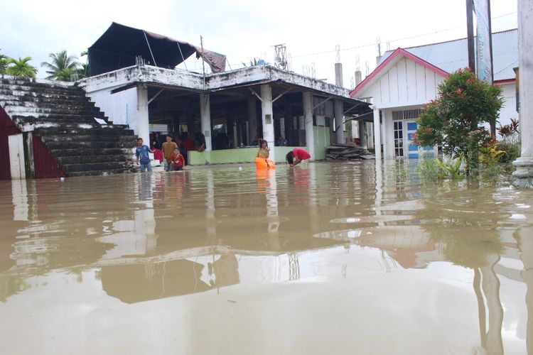Salah satu pesantren yang terendam banjir di Desa Rayeuk Pange, Kecamatan Matangkuli, Aceh Utara, Jumat (7/1/2022).