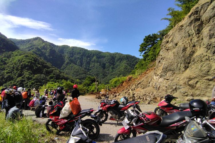 Foto : Ruas jalan Trans Flores yang menghubungkan  kabupaten Ende dan Sikka tertimbun material longsor, pada Senin (10/1/2021).