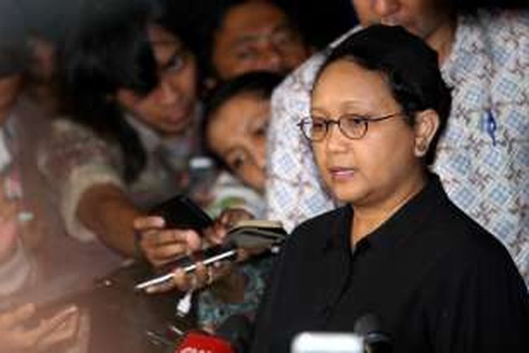 Menteri Luar Negeri RI, Retno Marsudi memberikan keterangan pers seputar dibebaskannya Warga Negara Indonesia yang disandera kelompok Abu Sayyaf di Filipina, di Lanud Halim Perdanakusuma, Jakarta, Minggu (1/5/2016).