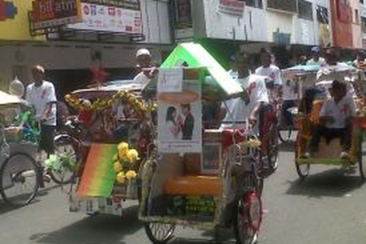 Sekitar seribu warga dari berbagai elemen di Ambon menggelar long march di sejumlah jalan di Ambon sambil membagikan kondom gratis. aksi ini untuk mengampanyekan pencegahan penularan virus HIV/Aids, Senin (2/12/2013).