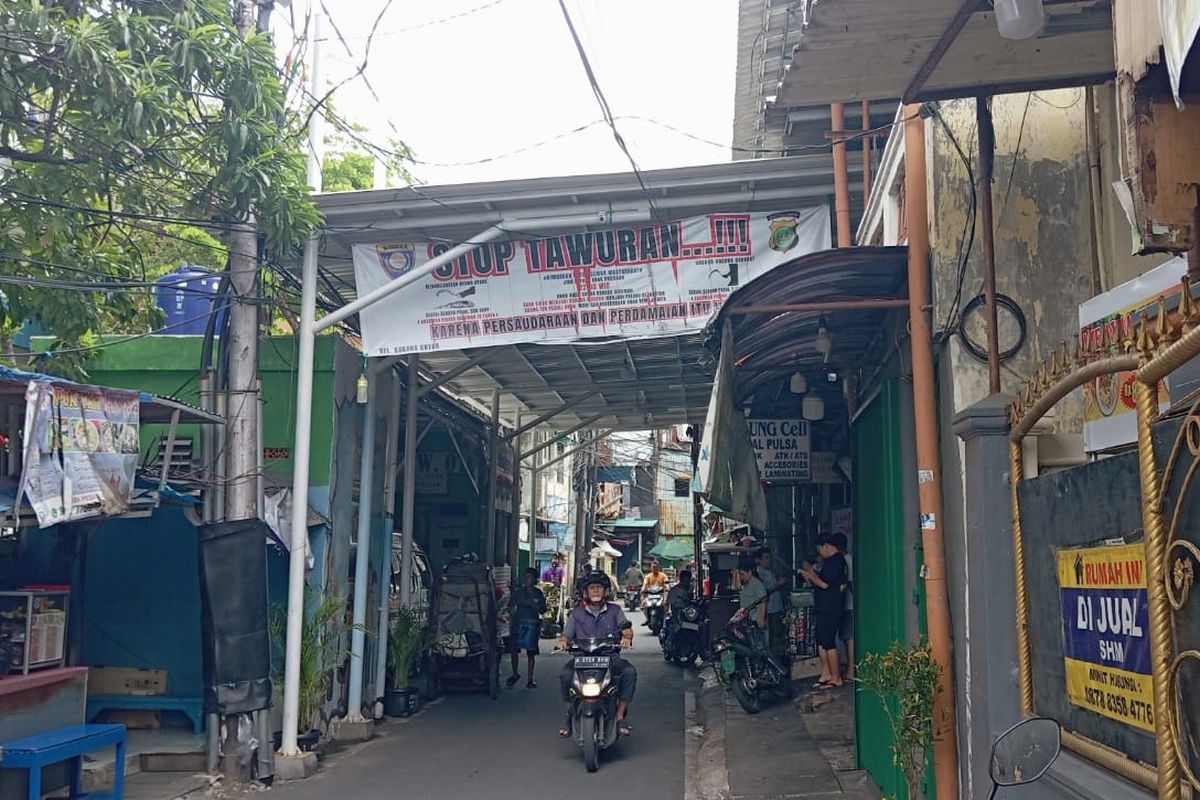 Penghuni Rusun Karang Anyar Alami Luka Sabetan Sajam dalam Tawuran