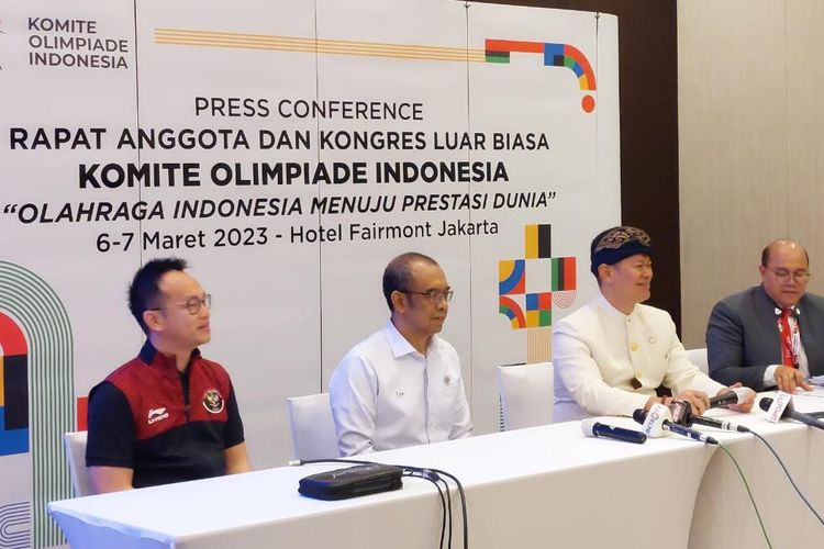 Konferensi Pers Rapat Anggota dan Kongres Luar Biasa Komite Olimpiade Indonesia (KOI) di Hotel Fairmont, Jakarta, Senin (6/3/2023).