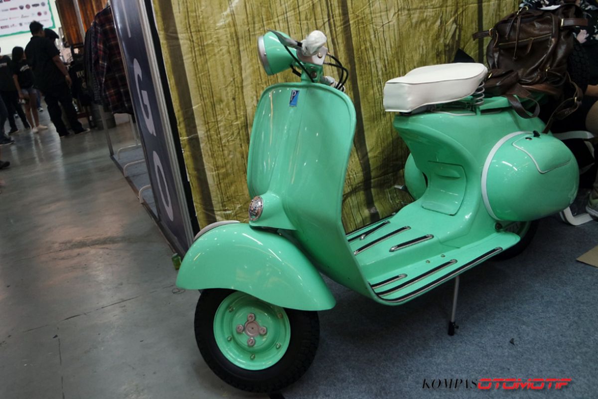 Reproduksi Vespa Douglas 1956 oleh Ruli Wood Custom.