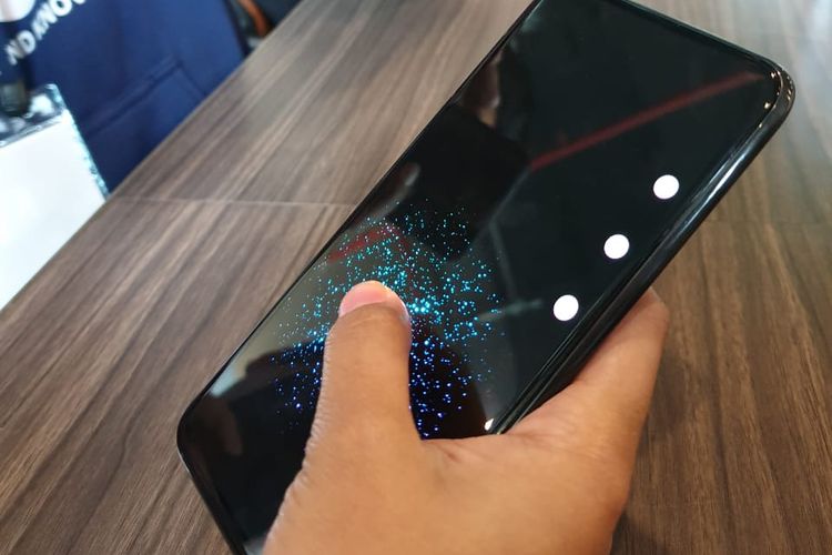 Vivo Apex memiliki fitur pemindai sidik jari bernama Fingerprint Light. Pengguna bisa memindai sidik jari di seluruh layarnya, bukan hanya di titik tertentu saja. Bahkan, pengguna bisa memaksimakan keamanan dengan memindai dua jari sekaligus.