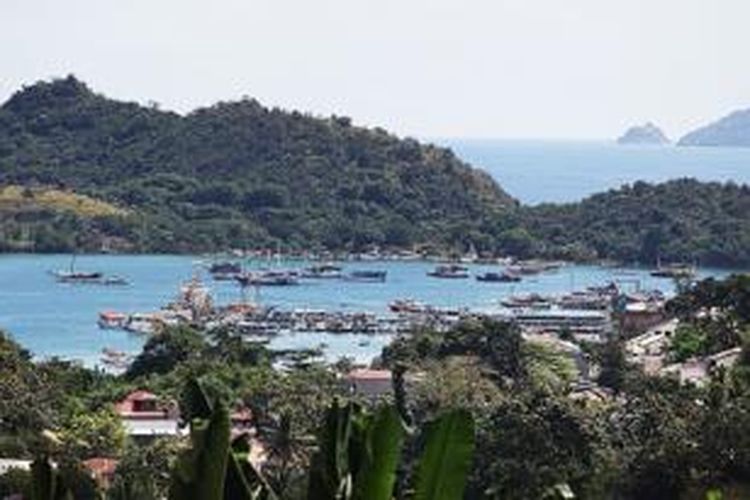 Kapal-kapal pesiar berlabuh di sekitar Pelabuhan Labuan Bajo, Kabupaten Manggarai Barat, Nusa Tenggara Timur, Selasa (28/5/2013). Kota Labuan Bajo semakin berkembang dan telah menjadi destinasi wisata utama di Pulau Flores. Wisata Komodo telah menggerakkan sektor riil di Labuan Bajo.