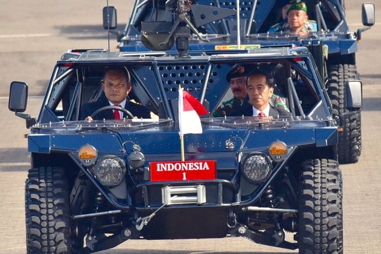 Presiden Joko Widodo pada Senin (23/1/2018) pagi mengunjungi Mabes TNI, Cilangkap, Jakarta Timur. Kunjungan tersebut dalam rangka memberikan pengarahan kepada pesert Rapat Pimpinan Tentara Nasional Indonesia (TNI) dan Kepolisian Negara Republik Indonesia (Polri) Tahun 2018. Dalam kunjungan itu, Jokowi sempat menjajal mobil jip khusus.