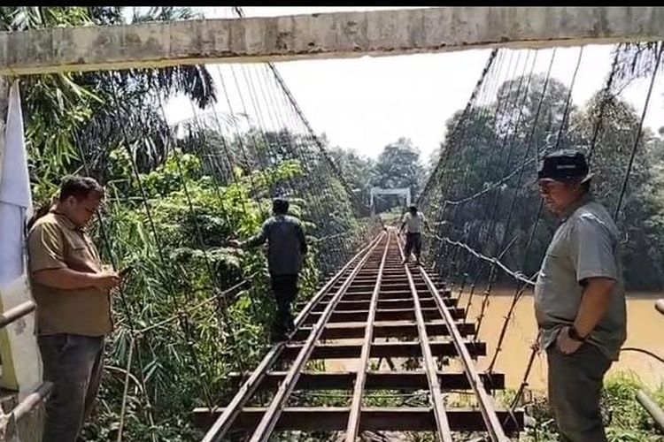 Ambulans Nyaris Terperosok di Jembatan Gantung Merangin, Papan Lantai Lapuk Akhirnya Diganti