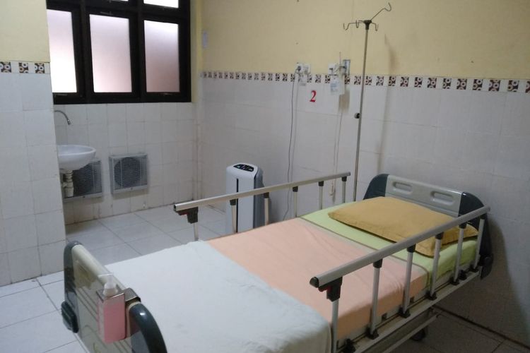 Ruangan isolasi yang dipersiapkan bagi pasien virus corona di RSUD dr. Soegiri, Lamongan.