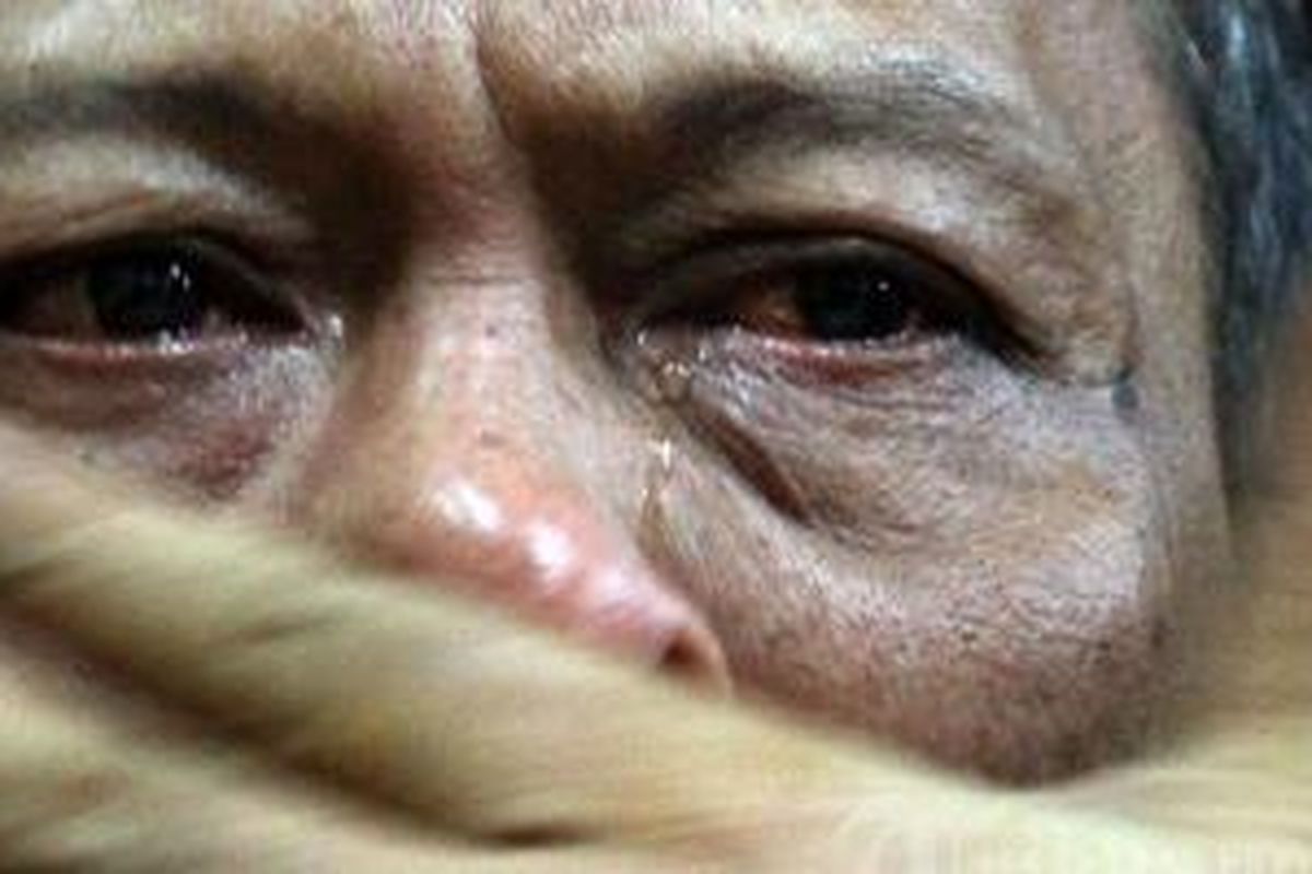 Korban penyekapan, Sunan Ali Arifin berkisah sambil menangis pada wartawan mengenai tindakan kekerasan terhadap dirinya selama disekap, di Mapolsek Taman Sari, Jakarta Barat, Kamis (19/9/2013). Sunan bersama Ahmad Zamani dibebaskan oleh anggota Kepolisian pada 17 September 2013 lalu, setelah disekap oleh sekelompok orang karena terlibat masalah utang piutang.  