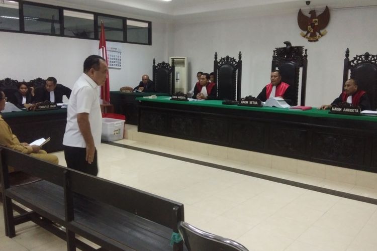 Mantan Gubernur NTT Frans Lebu Raya (Baju putih) saat memberikan keterangan di Pengadilan Tipikor Kupang, Senin (11/11/2019)