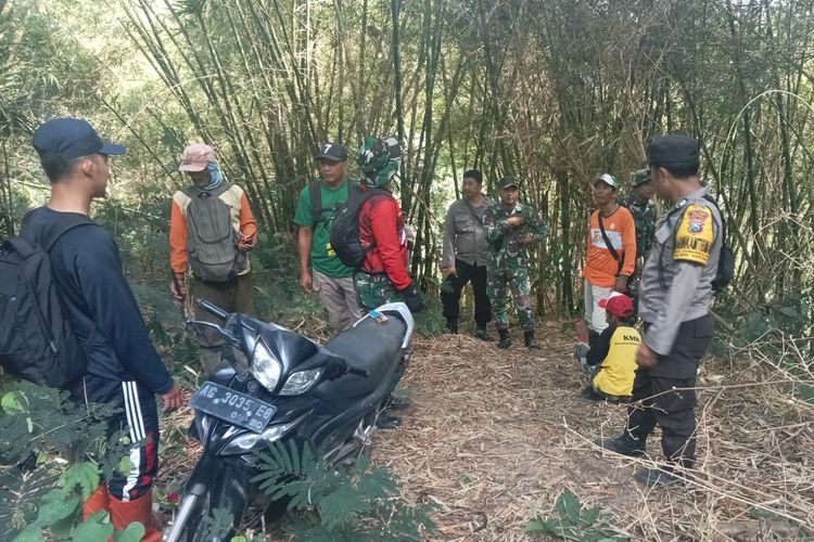 Petugas menemukan motor milik Ryan Tri Widodo, seorang pemuda yang diduga hilang di Gunung Kelud wilayah Kecamatan Kepung, Kabupaten Kediri, Jawa Timur, Minggu (26/11/2023).